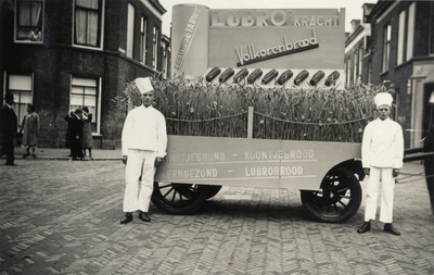 823067 Afbeelding van paard en wagen, met reclame voor de Lubro Brood- en Banketbakkerijen (Abel Tasmanstraat 9) te ...